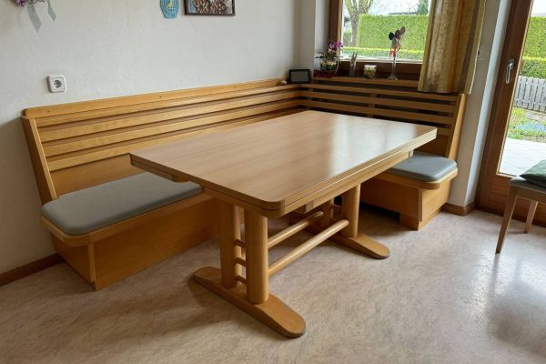 Eckbank mit Tisch und Stühle