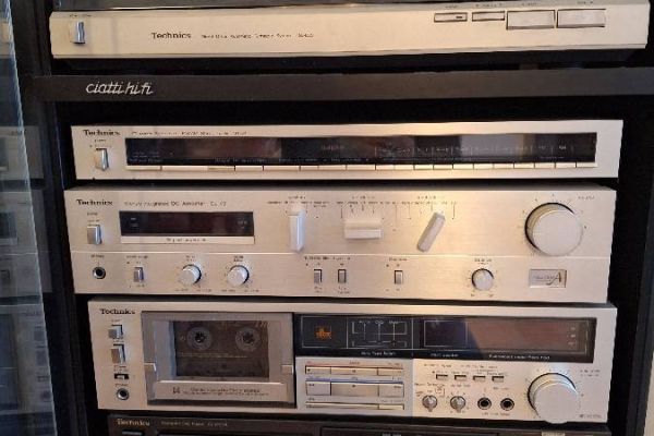 Komplette hi-fi anlage mit möbel ecc.