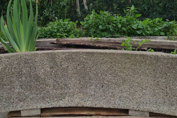 Pflanzentröge in Beton