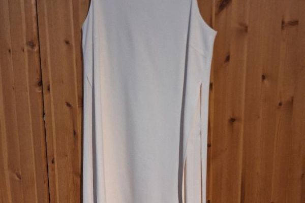 Elegantes ärmelloses Kleid abzugeben