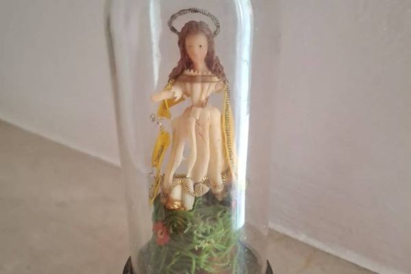Glassturz mit Madonna, um 1900