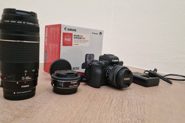 Canon EOS M50 mit Objektiven und Adapter