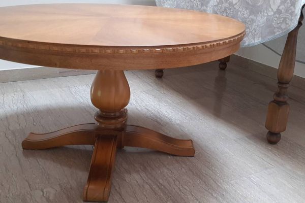 Tisch, rund und höhenverstellbar