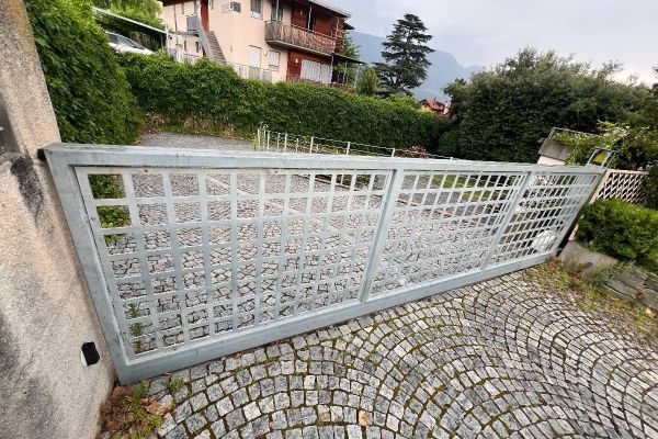 Elektrisches Zufahrtstor mit Fußgängertor