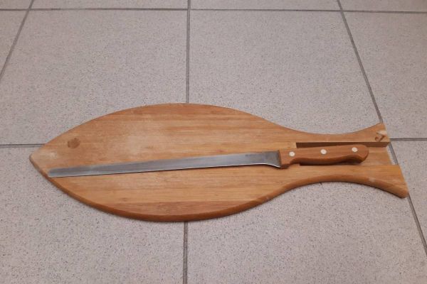 Holzbrett in Fischform mit Messer