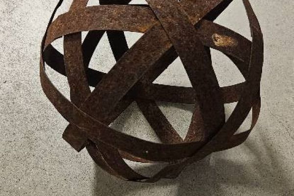 Dekokugel aus rostigem Eisen