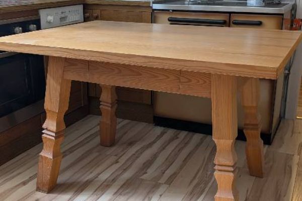 Holztisch mit Schublade