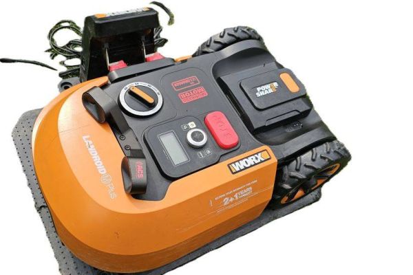 Rasenmähroboter WORX M Plus 700 m2
