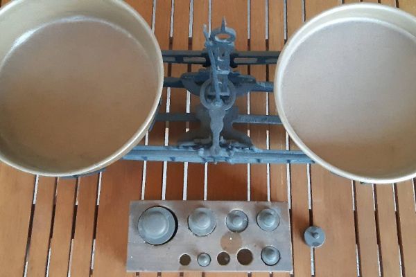 Alte Waage mit Gewichten