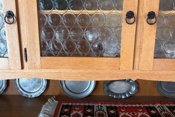 Schrank mit Fenster