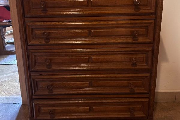 Schrank mit Schubladen