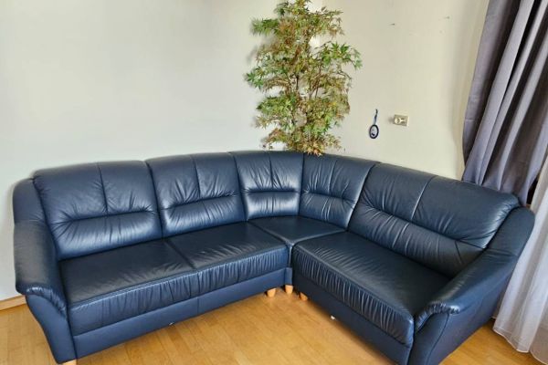 Große neuwertige Kalbsleder- Eck-Couch