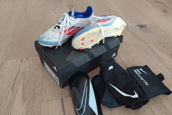 Fussballschuhe Gr. 33 und Schienbeinschoner
