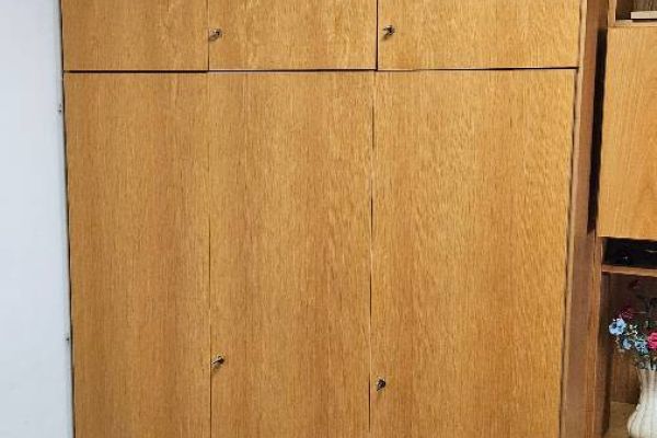 Großer Holzkasten in gutem Zustand