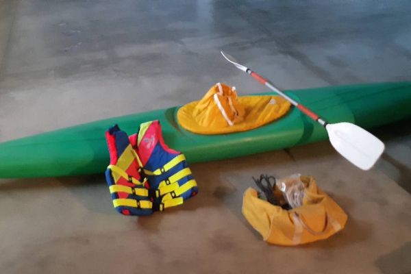 Kajak Nova mit Paddel, Schwimmweste und Tragetasche - gut erhalten