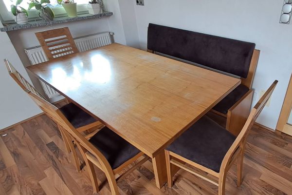 Hochwertige Sitzgruppe mit kleinen Gebrauchsspuren