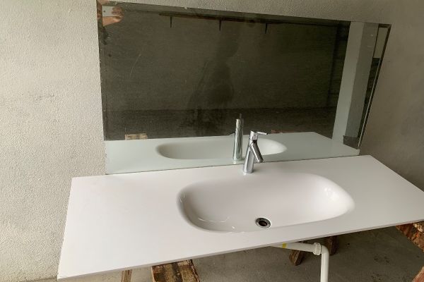 Waschbecken un Spiegel