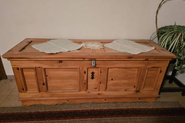 Wunderschöne alte Truhe in Naturholz