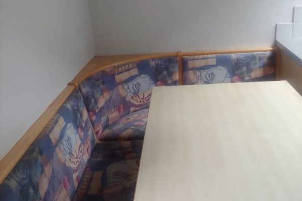 Eckbank mit Tisch und Stuhl