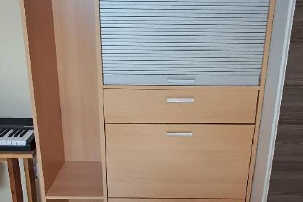 Verschenke Schrank mit Gebrauchsspuren an Selbstabholer