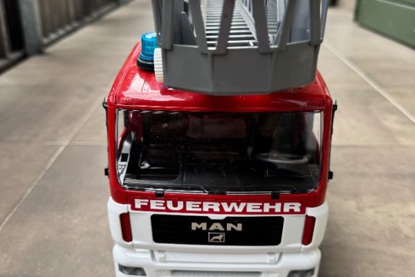 MAN-Feuerwehrfahrzeug mit Drehleiter
