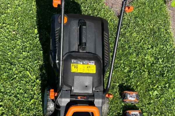 Mähmaschiene Worx 40V, zwei Batterien und Auflader. Wenig geb