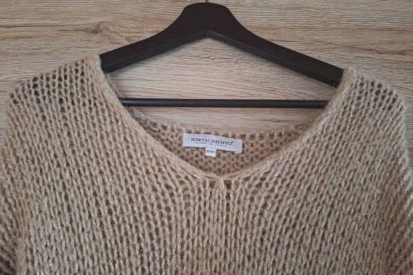 Beigefarbener Strickpullover mit Gold-Highlights | Marke Rinascimento