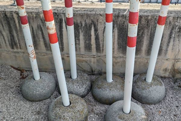 GRENZPFOSTEN  OHNE  KETTE