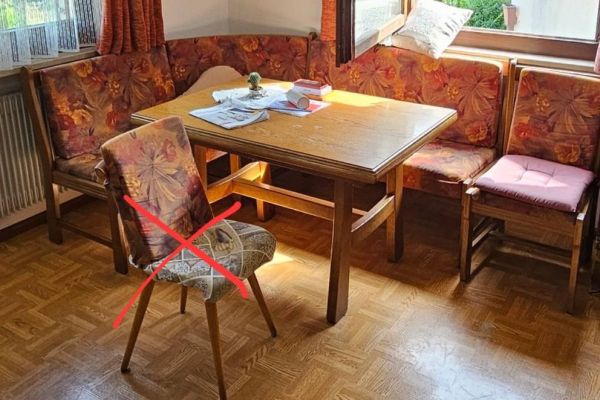 Eckbank mit ausziehbarem Tisch und Stuhl