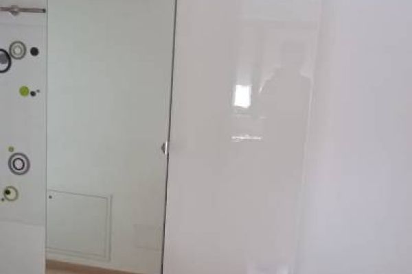 Weißer Schrank mit Spiegelfront – kaum verwendet