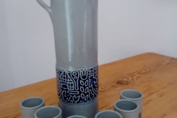 Steingutflasche mit sechs Stamperlen