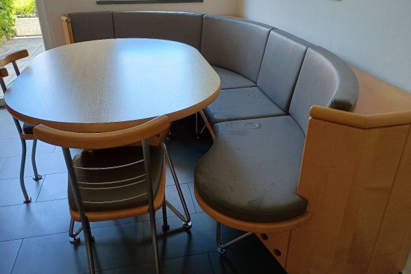 Eckbank mit Tisch