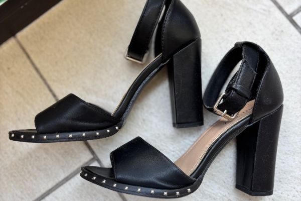 Stöckelschuhe mit Nietenverzierung