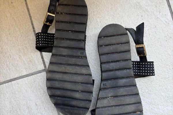 Sandalen mit Nietverzierung