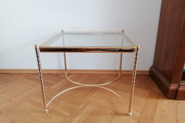 Eleganter Beistelltisch mit Glasplatte