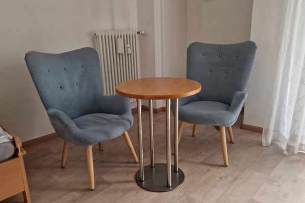 2 Polsterstühle mit Tisch