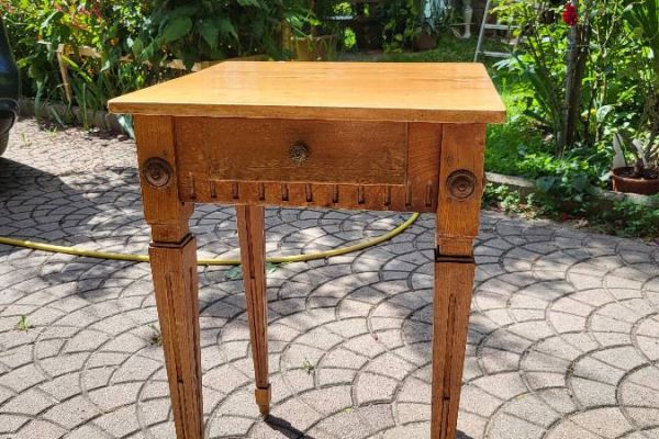 Kleiner Tisch mit Schublade, Holztisch