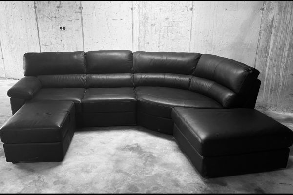 Schwarzes Ledersofa