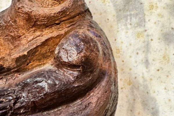 Terracottafigur. Signiert ,,flucht nach Agybten,,