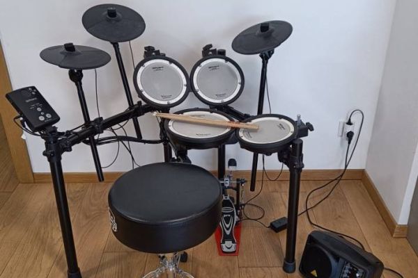 Schlagzeug Roland V-Drum Kit TD -1DMK inkl Hocker und Lautsprecher