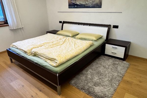 Doppelbett mit 2 Nachtkästchen