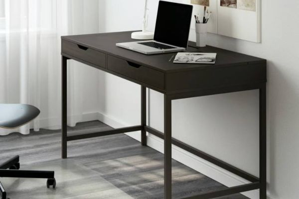 Schreibtisch und Bürostuhl von Ikea wie neu