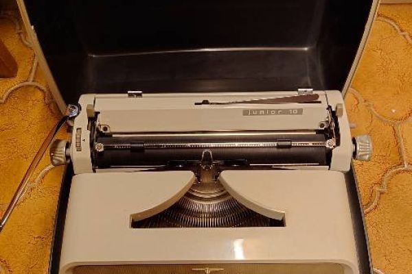Schreibmaschine Adler Junior 10
