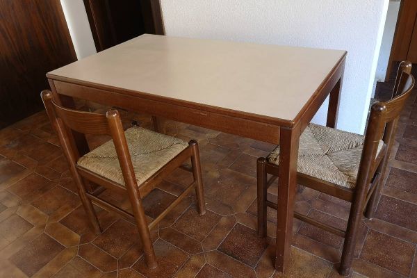 Tisch mit 2 Stühlen
