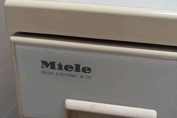 Miele Waschmaschine zu verschenken - Wäscht aber läuft aus