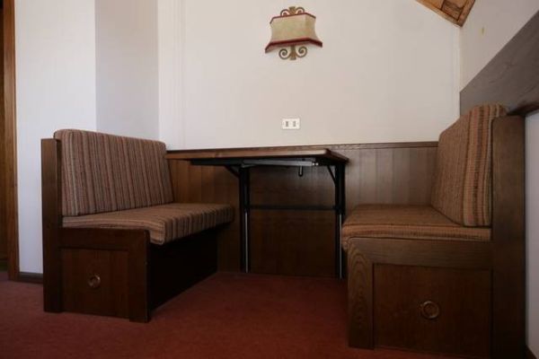 Tisch und Bett in einem