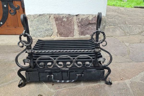 Kamineinsatz aus Schmiedeeisen mit großer Aschenlade