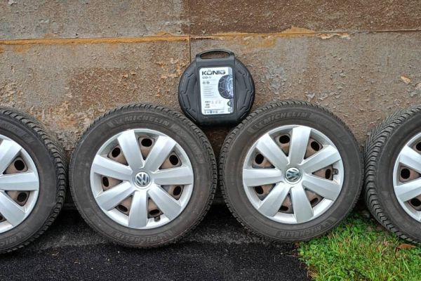 Winterreifen 205/55 R16 mit Stahlfelgen und Schneeketten