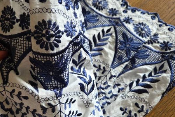 Sommerhose 85 % Baumwolle weiß mit Brokat