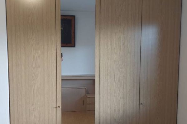 Neuwertige Kleiderschrank